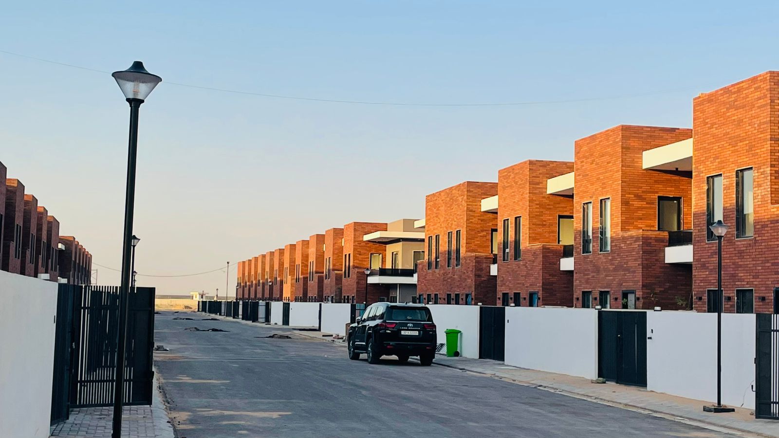 Residential street with housing units and lighting columns